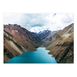 Jezioro Inków przy stromych zboczach łańcuchów górskich