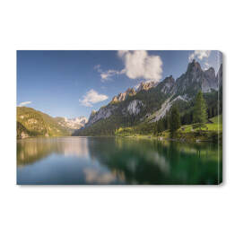 Piękne jezioro o gładkiej tafli w Alpach