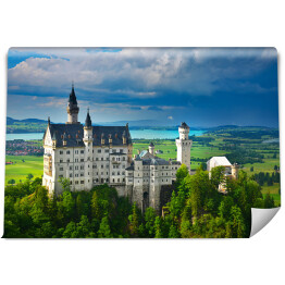 Zamek Neuschwanstein w Niemczech wiosną na tle zachmurzonego nieba