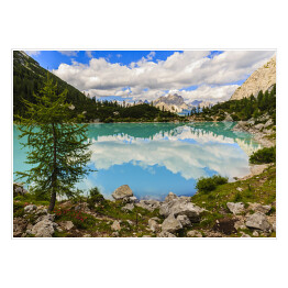 Jezioro Sorapiss o niesamowitym turkusowym kolorze wody, Włochy