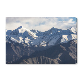 Cieniowanie pasmo górskie z pochmurnym niebem w Leh Ladakh