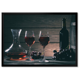 Wino w kieliszkach, karafki i butelki na drewnianym tle