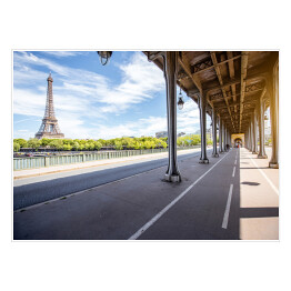 Widok na ulicę Paryża oraz na Wieżę Eiffla