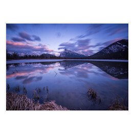 Wieczorny krajobraz Banff w różowych i niebieskich barwach