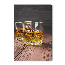 Whisky z wiśnią w dwóch szklankach na drewnianym stole