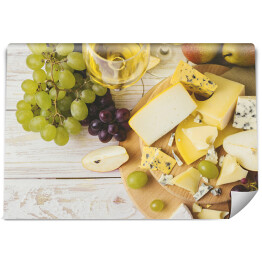 Płyta serowa z winem, świeżymi winogronami i gruszkami
