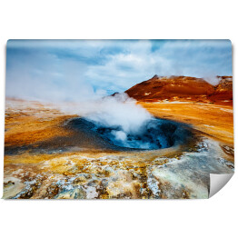 Źródło geotermalne na tle gór, Islandia