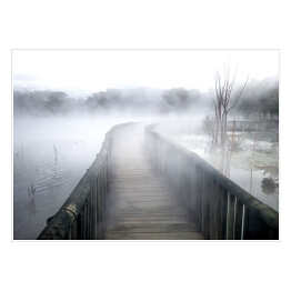 Drewniany most na zamglonym jeziorze 