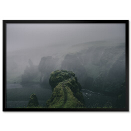 Klify porośnięte mchem we mgle, Islandia