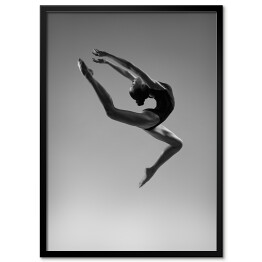 Elastyczna dziewczyna w skoku. Czarno-białe zdjęcie.
