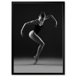 Baletnica w czarnym trykocie w geometrycznej pozie. Czarno-białe zdjęcie.