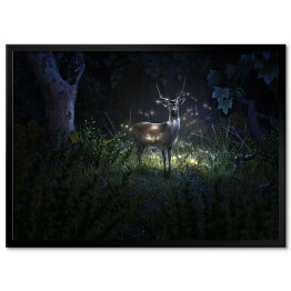 Jeleń wśród świetlików w lesie nocą 