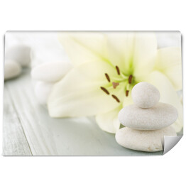 Zabiegi spa - kwiat i jasne kamienie do masażu