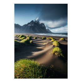 Zielone trawy i piaszczysta plaża na tle góry Vestrahorn, Islandia