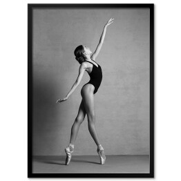 Ballerina w pointe shoes taniec w czarnym stroju