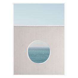 Ściana z dziurą woda i niebieskie niebo tło. Kreatywny, minimalny, stylizowany koncept dla blogerów.