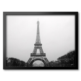 Wieża Eiffla w pochmurny dzień w Paryżu