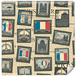 Wektorowy spójny wzór ze znaczkami pocztowymi na temat Francji i Paryża w stylu retro. Francuskie punkty orientacyjne, mapa i flaga na tle strony starej gazety. Tapeta, papier pakowy, tkanina