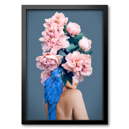 Kobieta z niebieską papugą i kwiatami