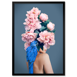 Kobieta z niebieską papugą i kwiatami