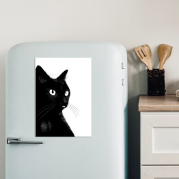 Czarny kotek pokazujący język