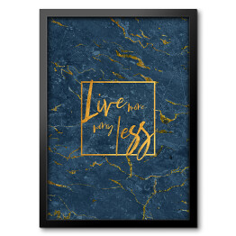 "Love more, worry less" - złota typografia na niebiesko złotej ścianie