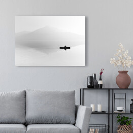Obraz na płótnie Mgła nad jeziorem z sylwetką mężczyzny na łodzi