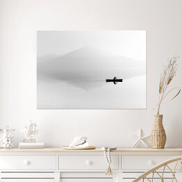 Plakat Mgła nad jeziorem z sylwetką mężczyzny na łodzi