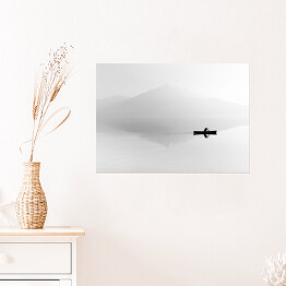 Plakat samoprzylepny Mgła nad jeziorem z sylwetką mężczyzny na łodzi