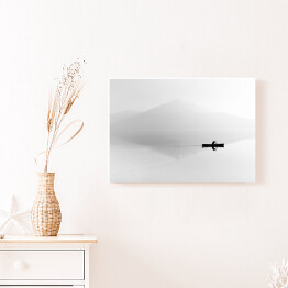 Obraz na płótnie Mgła nad jeziorem z sylwetką mężczyzny na łodzi