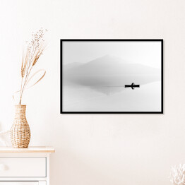 Plakat w ramie Mgła nad jeziorem z sylwetką mężczyzny na łodzi
