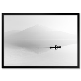 Plakat w ramie Mgła nad jeziorem z sylwetką mężczyzny na łodzi