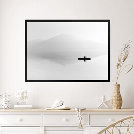 Obraz w ramie Mgła nad jeziorem z sylwetką mężczyzny na łodzi