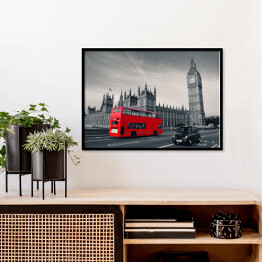 Plakat w ramie Czerwony autobus na tle szarego Londynu, Anglia