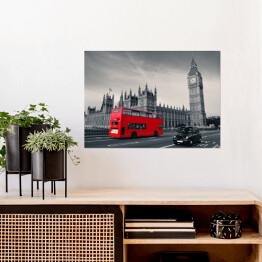 Plakat Czerwony autobus na tle szarego Londynu, Anglia