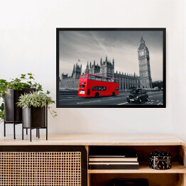 Obraz w ramie Czerwony autobus na tle szarego Londynu, Anglia