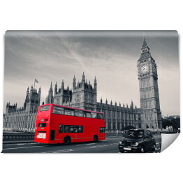 Fototapeta Czerwony autobus na tle szarego Londynu, Anglia