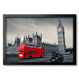 Obraz w ramie Czerwony autobus na tle szarego Londynu, Anglia