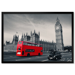 Plakat w ramie Czerwony autobus na tle szarego Londynu, Anglia