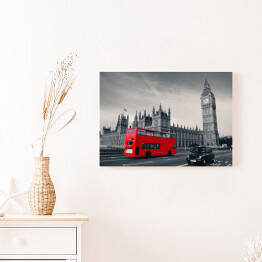 Obraz na płótnie Czerwony autobus na tle szarego Londynu, Anglia