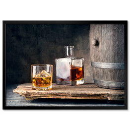 Plakat w ramie Szklanka whisky z karafką lodową i beczką