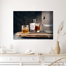Plakat samoprzylepny Szklanka whisky z karafką lodową i beczką