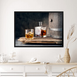 Obraz w ramie Szklanka whisky z karafką lodową i beczką