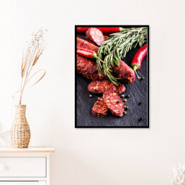 Plakat w ramie Kiełbasa chorizo z ziołami, czosnkiem, papryką i papryką chili