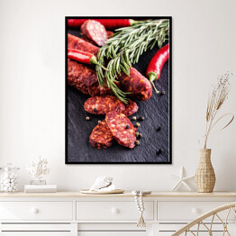Plakat w ramie Kiełbasa chorizo z ziołami, czosnkiem, papryką i papryką chili