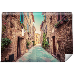 Wąska ulica w starym włoskim miasteczku Pienza, Toskania, Włochy