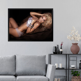 Obraz w ramie Seksowna blondynka w łóżku w pozycji leżącej