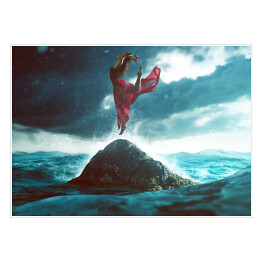 Kobieta tancząca na skale w morzu
