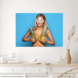 Plakat Uśmiechnięta kobieta trzymająca ananasy