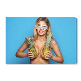 Obraz na płótnie Uśmiechnięta kobieta trzymająca ananasy